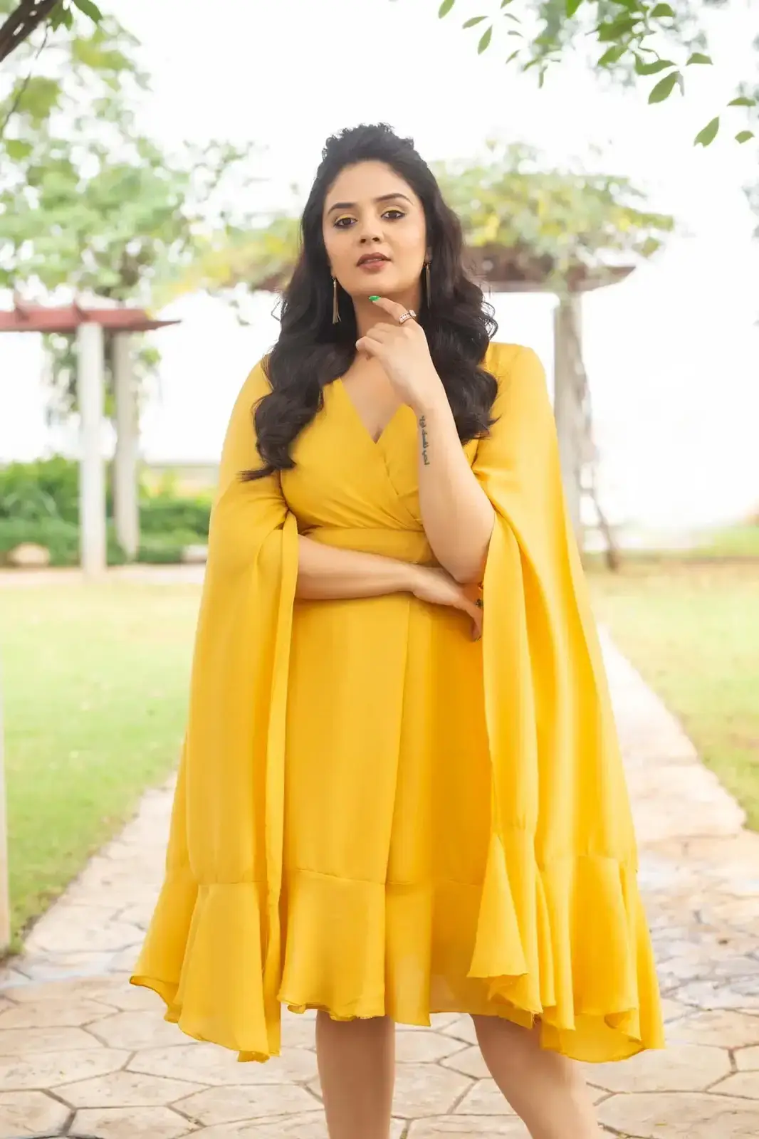 INDIAN TV ACTRESS SREEMUKHI LONG LEGS SHOW IN YELLOW FROCK 6